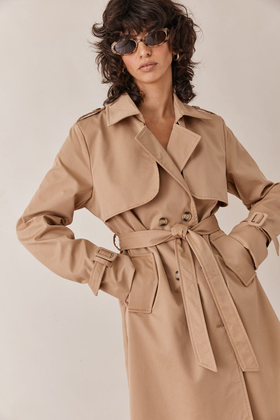 מעיל טראנץ' אלכסיס בשילוב רקמת לוגו | קאמל