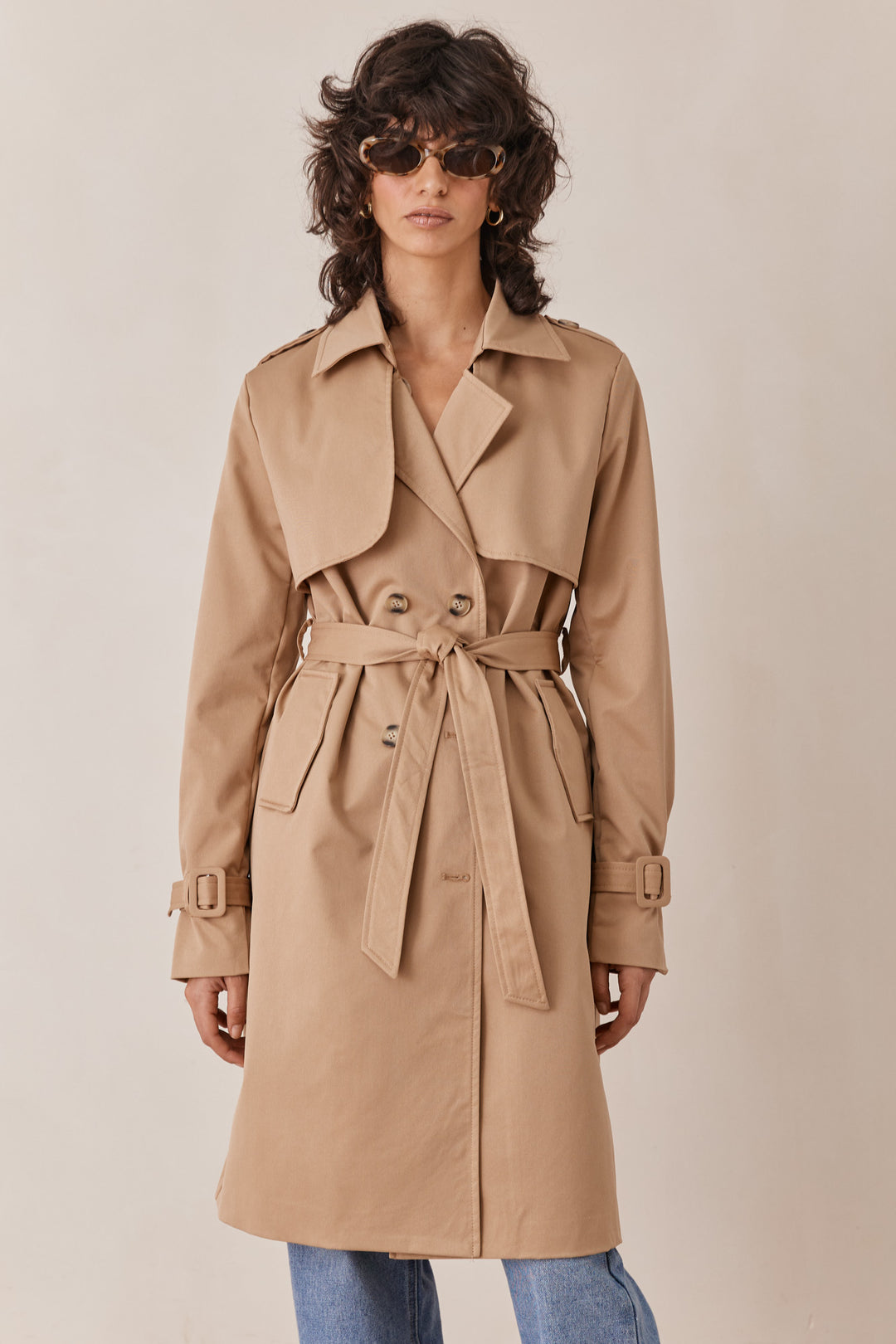 מעיל טראנץ' אלכסיס בשילוב רקמת לוגו | קאמל