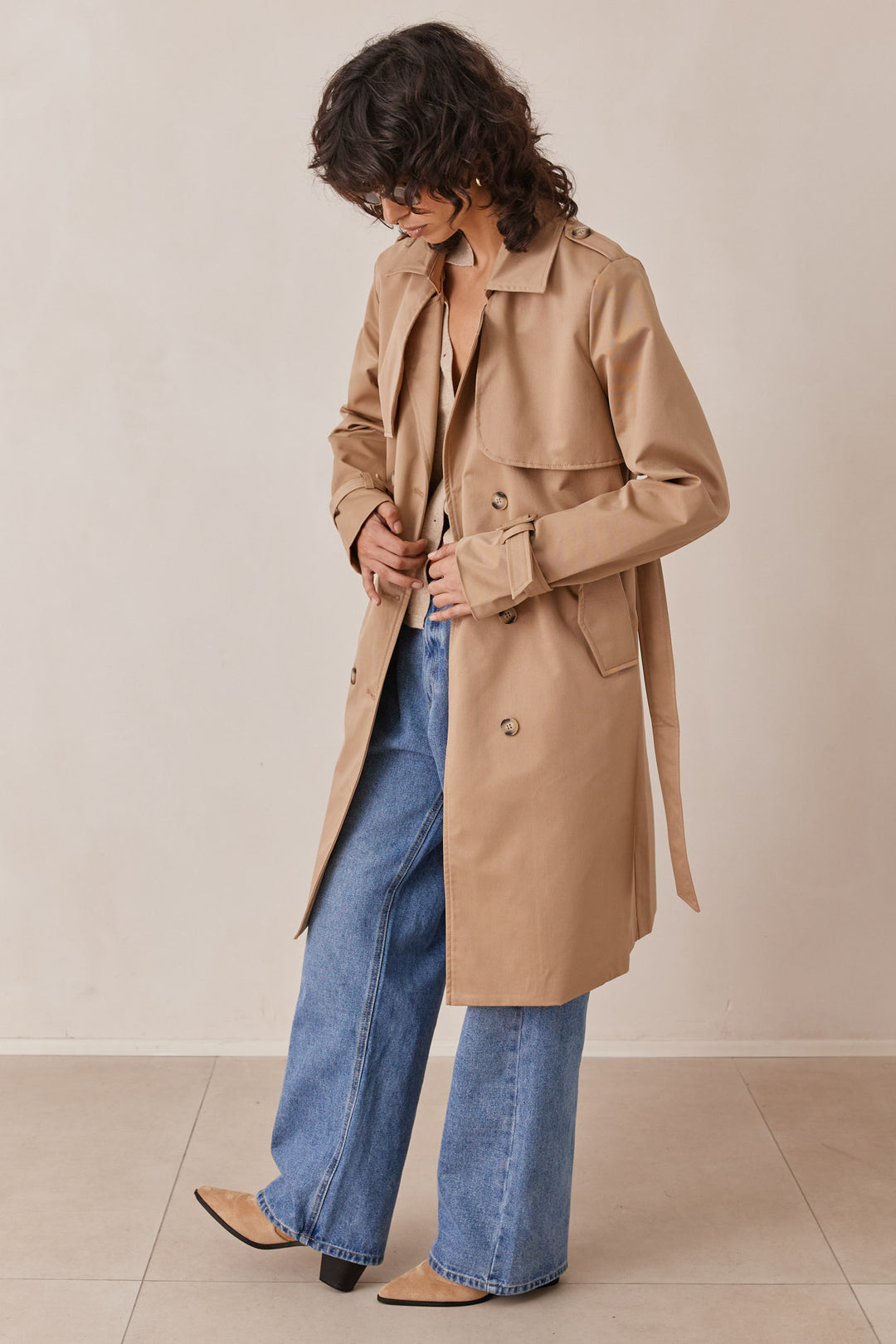 מעיל טראנץ' אלכסיס בשילוב רקמת לוגו | קאמל