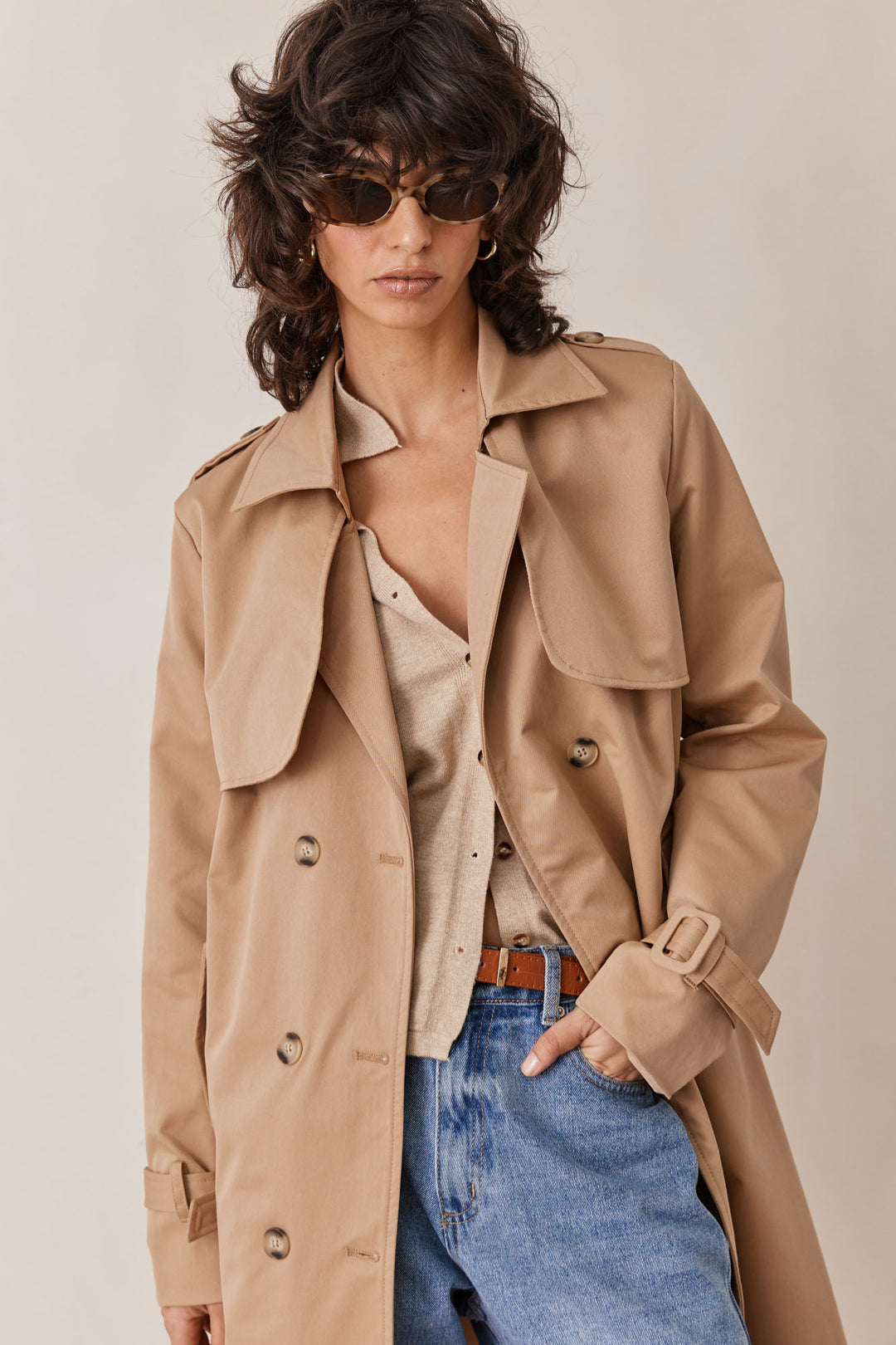 מעיל טראנץ' אלכסיס בשילוב רקמת לוגו | קאמל