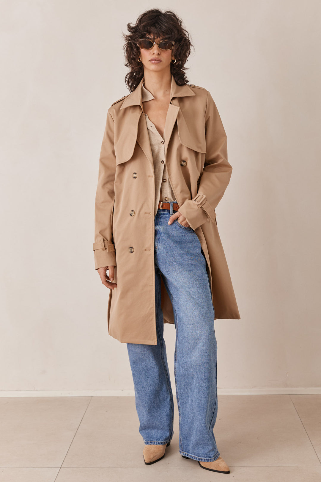 מעיל טראנץ' אלכסיס בשילוב רקמת לוגו | קאמל