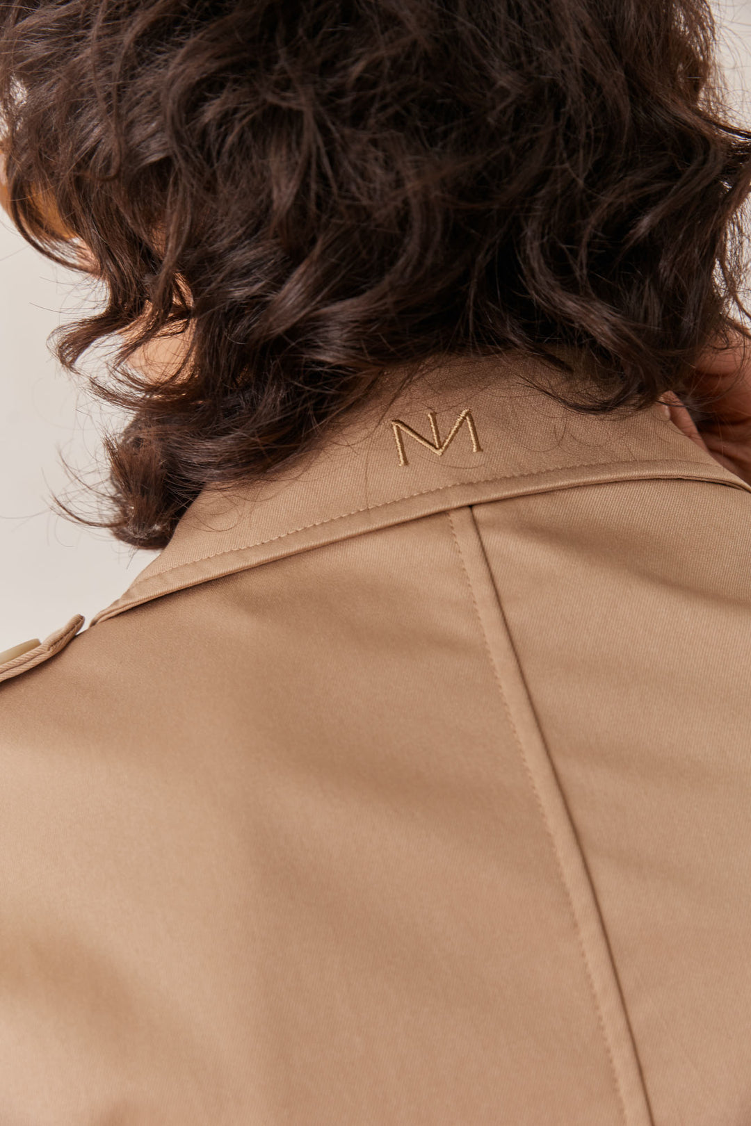 מעיל טראנץ' אלכסיס בשילוב רקמת לוגו | קאמל