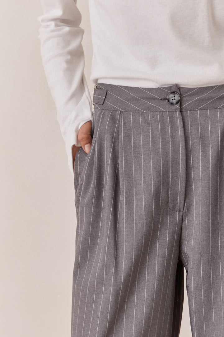 מכנסי אנתוני סטרייפס גזרה מחויטת | אפור/לבן