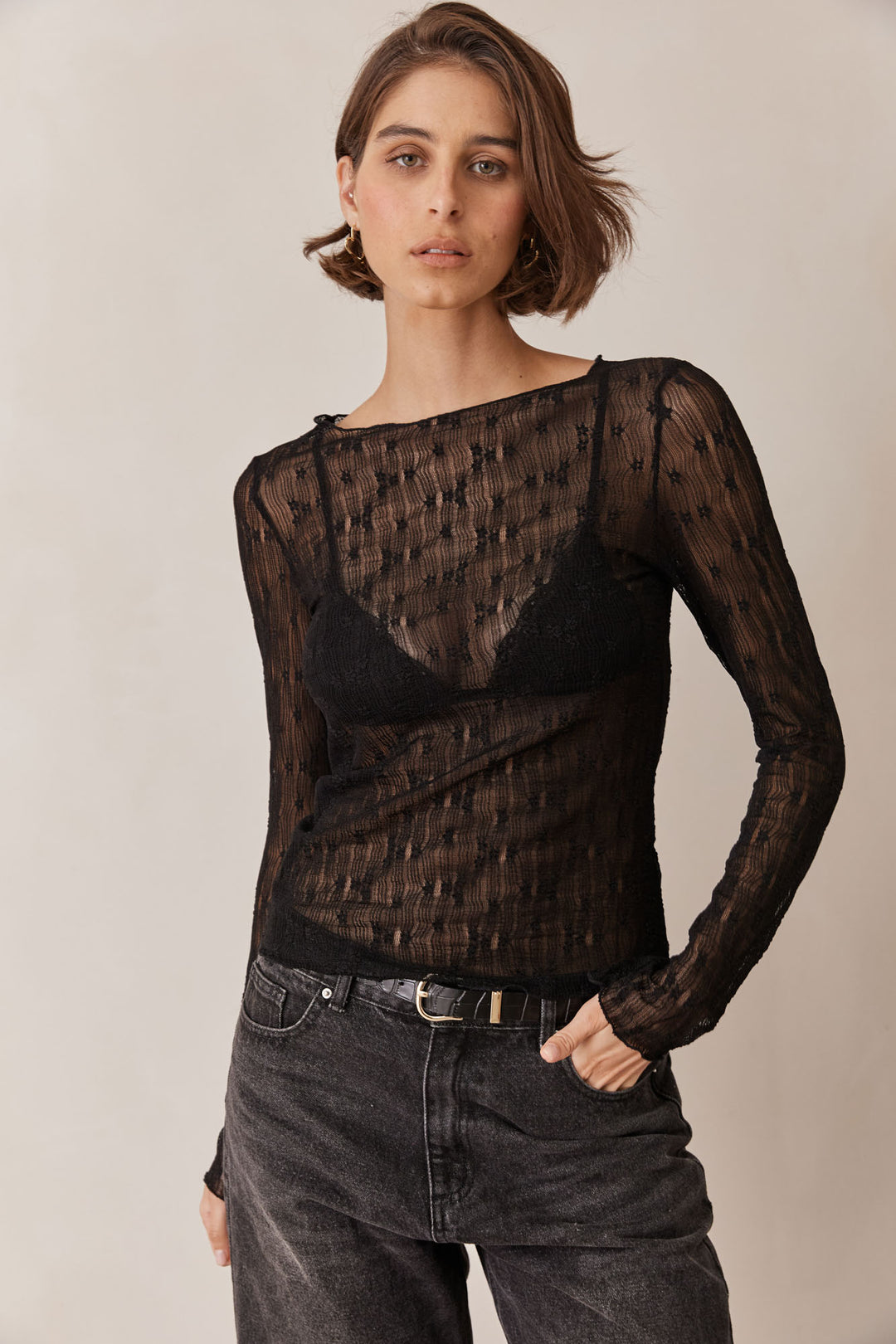 חולצת לינדזי תחרה שקפקפה  | שחור