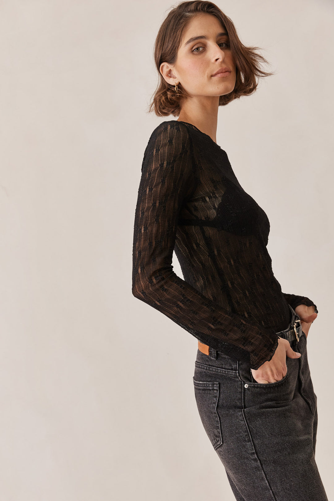 חולצת לינדזי תחרה שקפקפה  | שחור