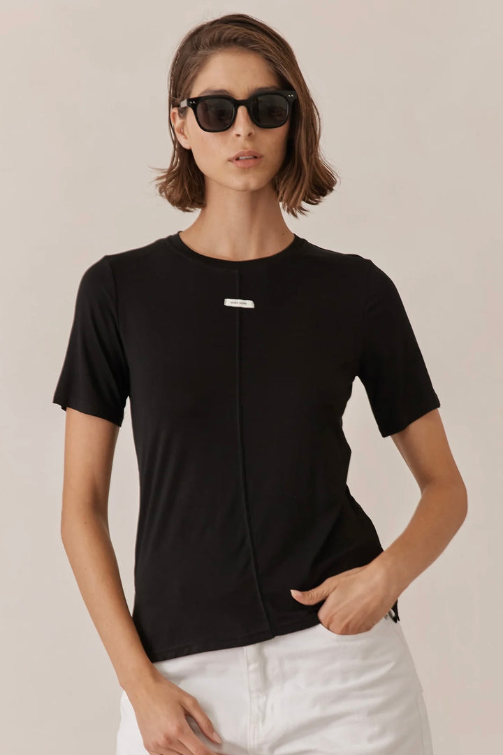 טי שירט אל שקפקפה בשילוב תווית לוגו | שחור