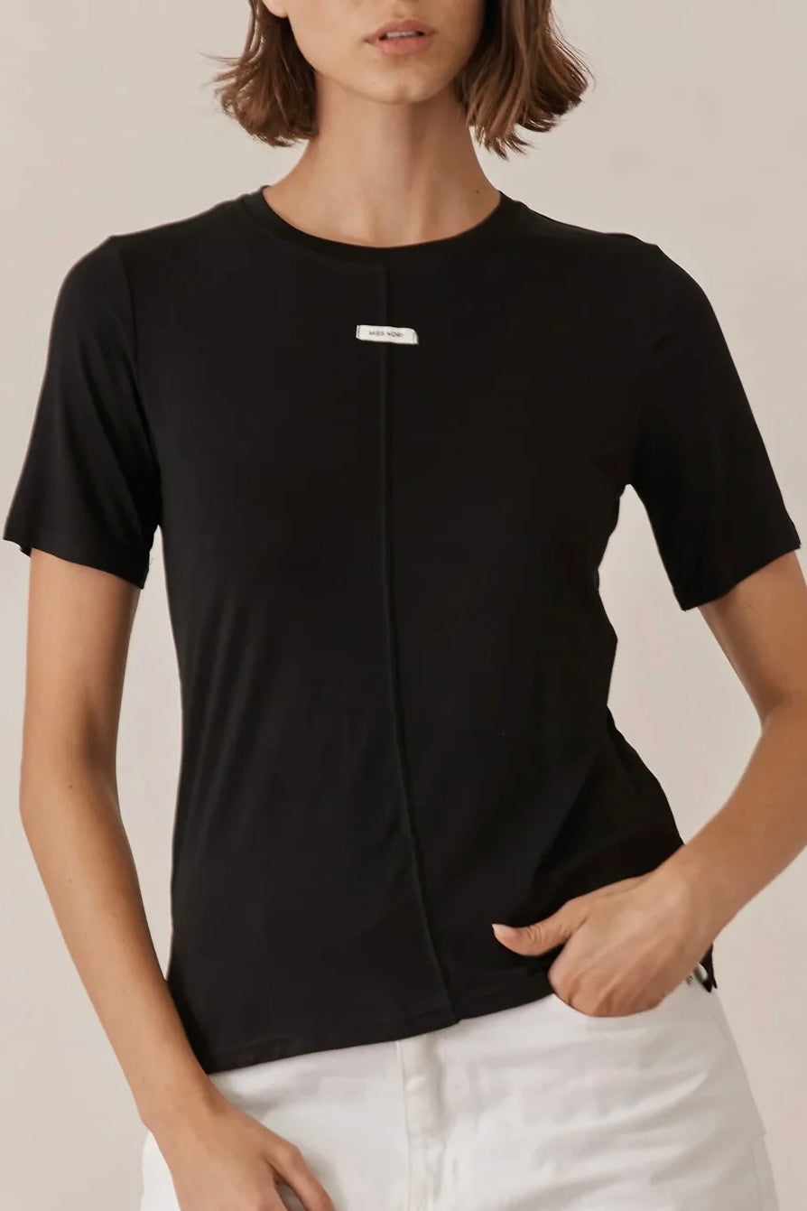 טי שירט אל שקפקפה בשילוב תווית לוגו | שחור