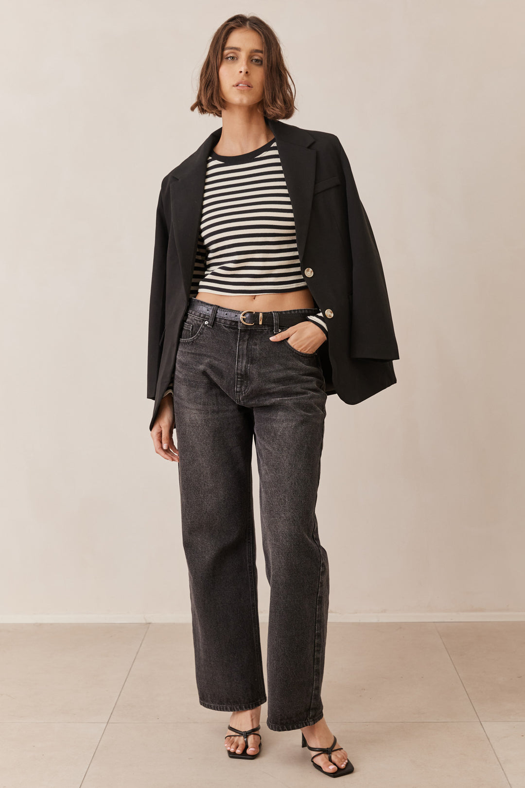 חולצת סטרייפס ג'וליאנה בגזרת קרופ | שחור/לבן