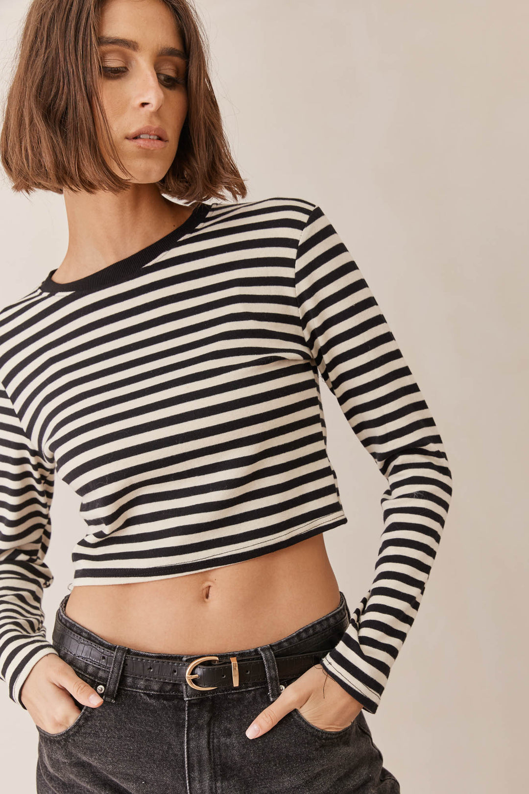 חולצת סטרייפס ג'וליאנה בגזרת קרופ | שחור/לבן