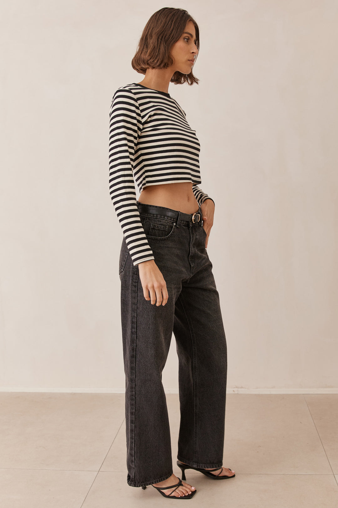 חולצת סטרייפס ג'וליאנה בגזרת קרופ | שחור/לבן