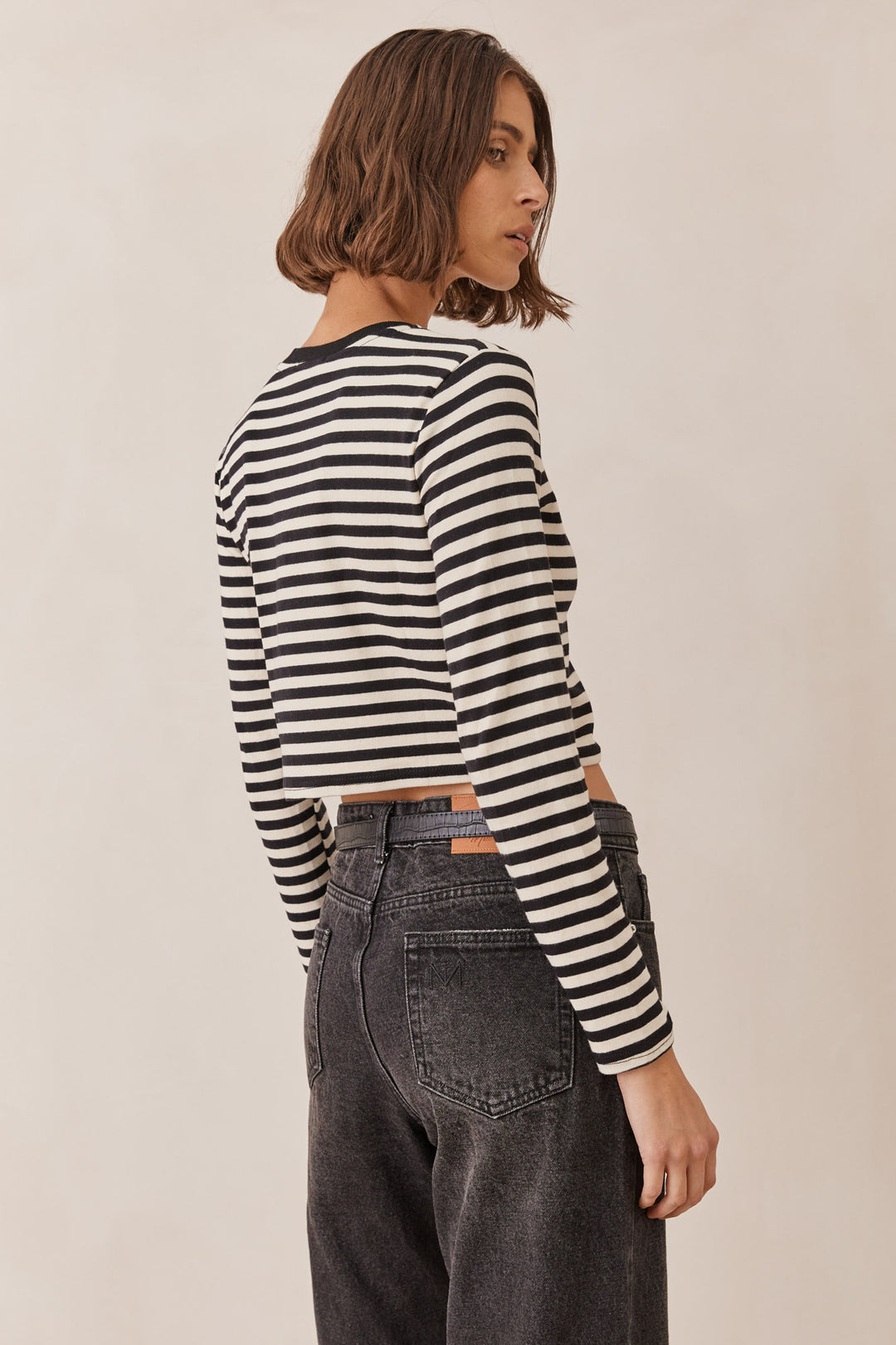 חולצת סטרייפס ג'וליאנה בגזרת קרופ | שחור/לבן