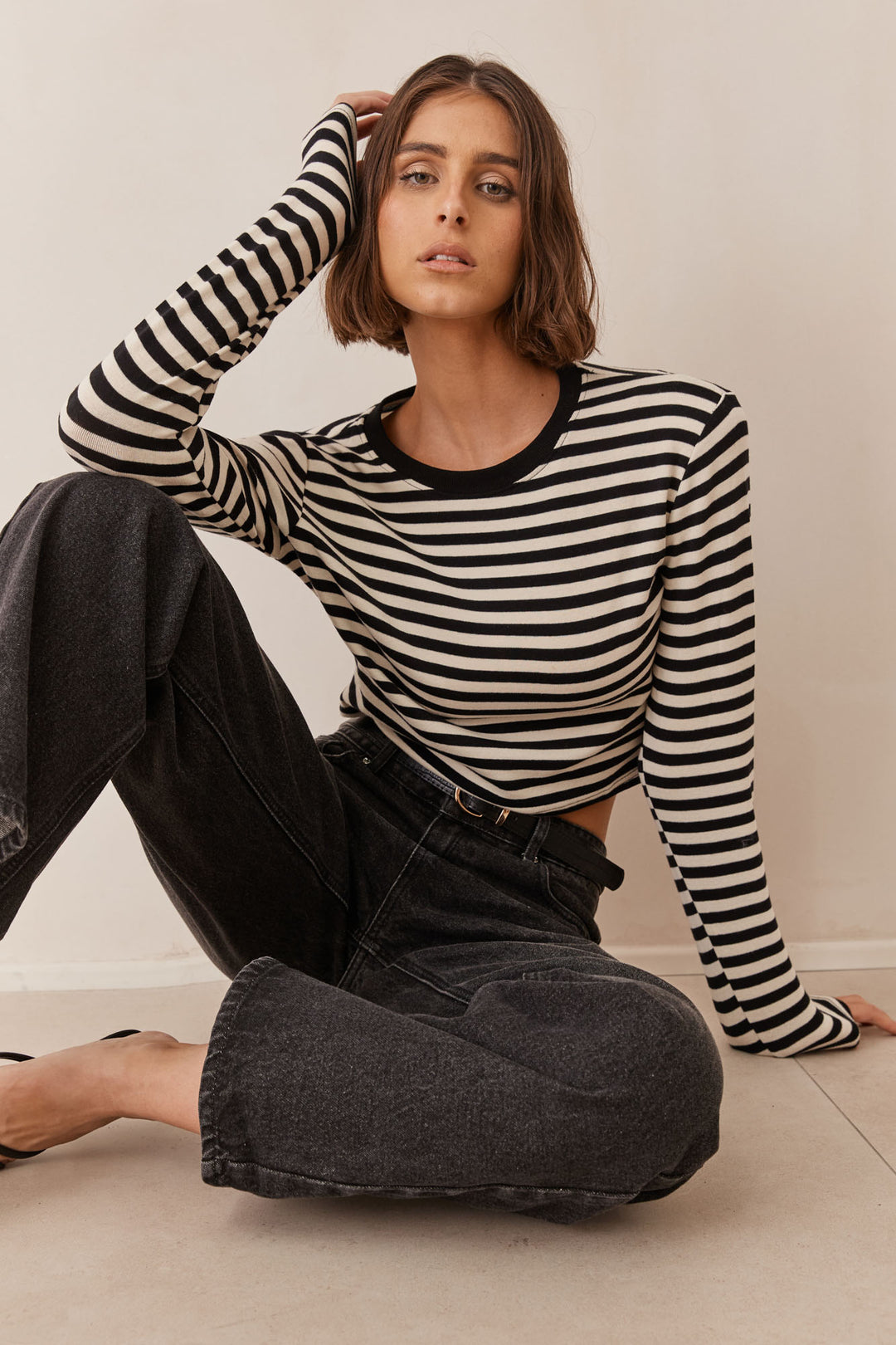 חולצת סטרייפס ג'וליאנה בגזרת קרופ | שחור/לבן