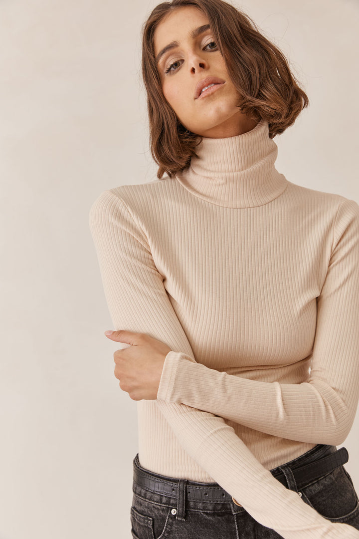 חולצת מגי צווארון גולף | בז׳