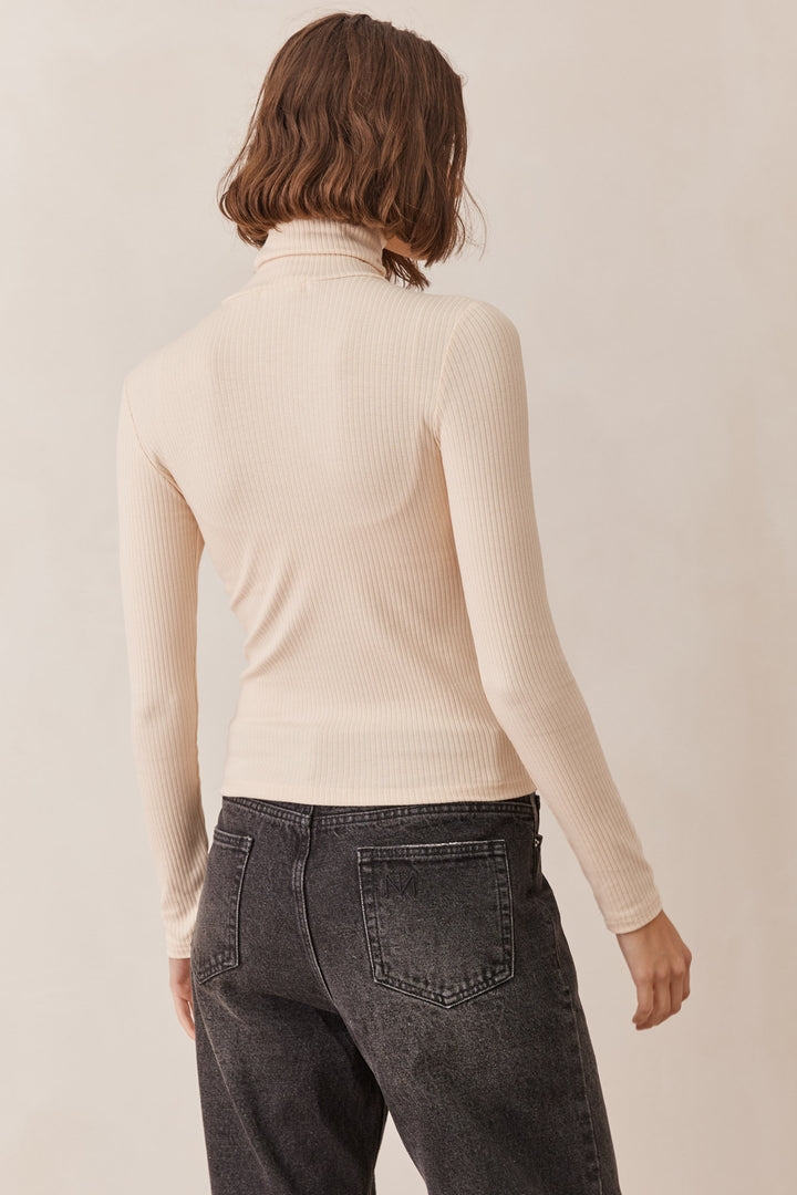 חולצת מגי צווארון גולף | בז׳