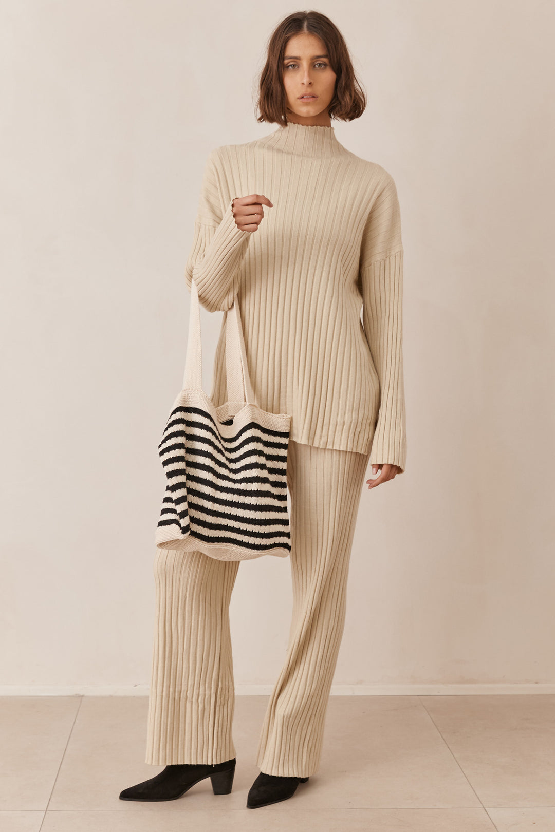 חליפת סריג אניה בשילוב רקמת לוגו | קרם