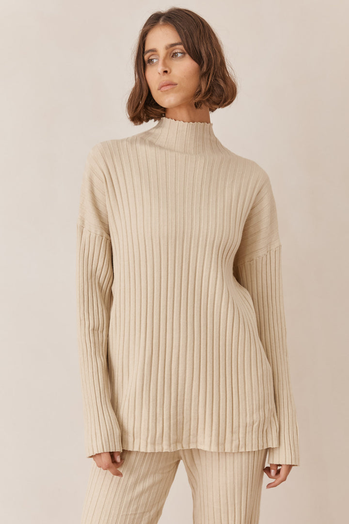 חליפת סריג אניה בשילוב רקמת לוגו | קרם