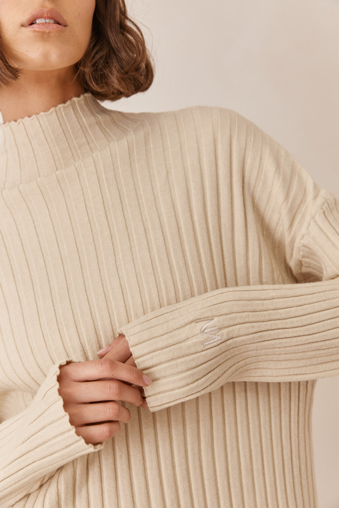 חליפת סריג אניה בשילוב רקמת לוגו | קרם