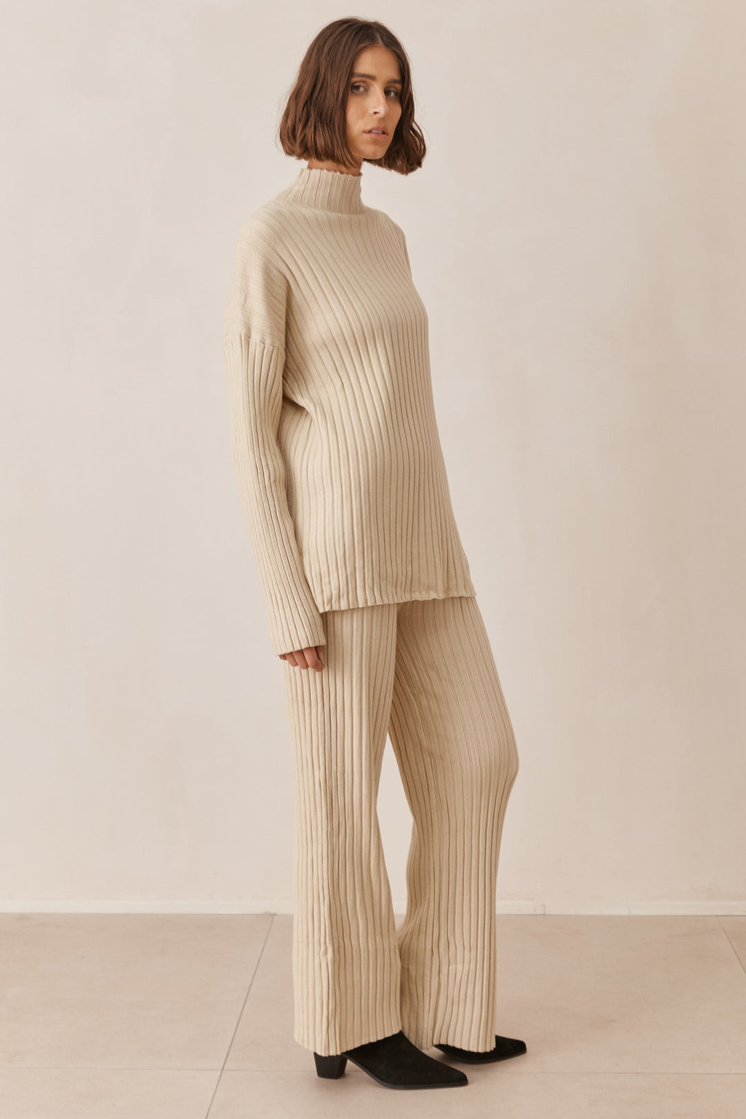 חליפת סריג אניה בשילוב רקמת לוגו | קרם