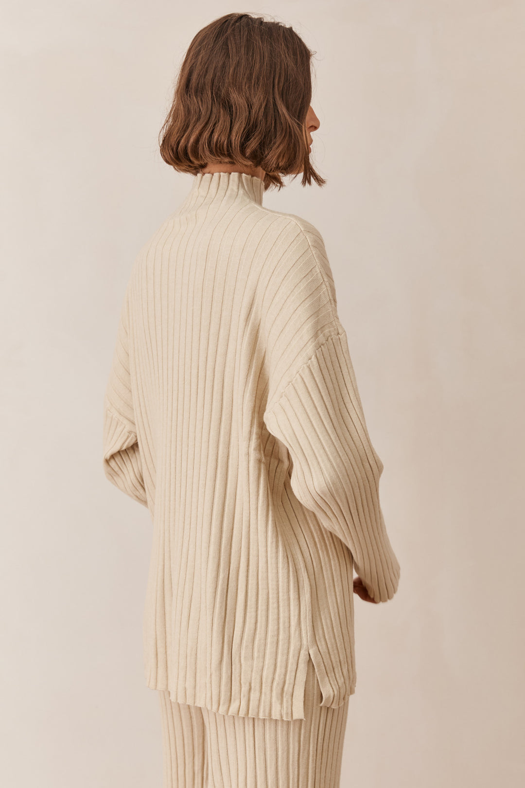 חליפת סריג אניה בשילוב רקמת לוגו | קרם