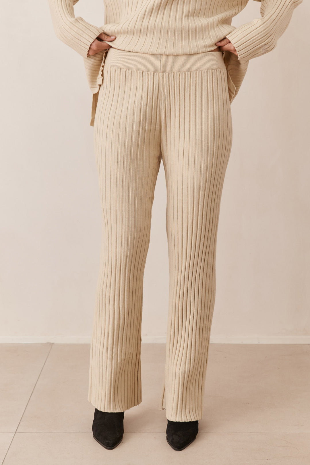 חליפת סריג אניה בשילוב רקמת לוגו | קרם