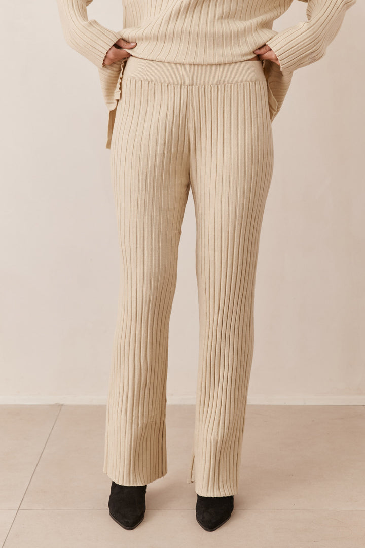 חליפת סריג אניה בשילוב רקמת לוגו | קרם