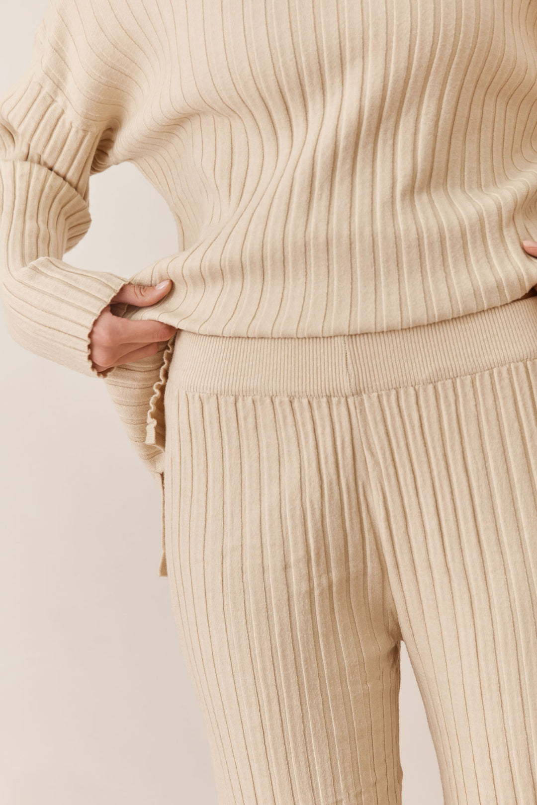 חליפת סריג אניה בשילוב רקמת לוגו | קרם