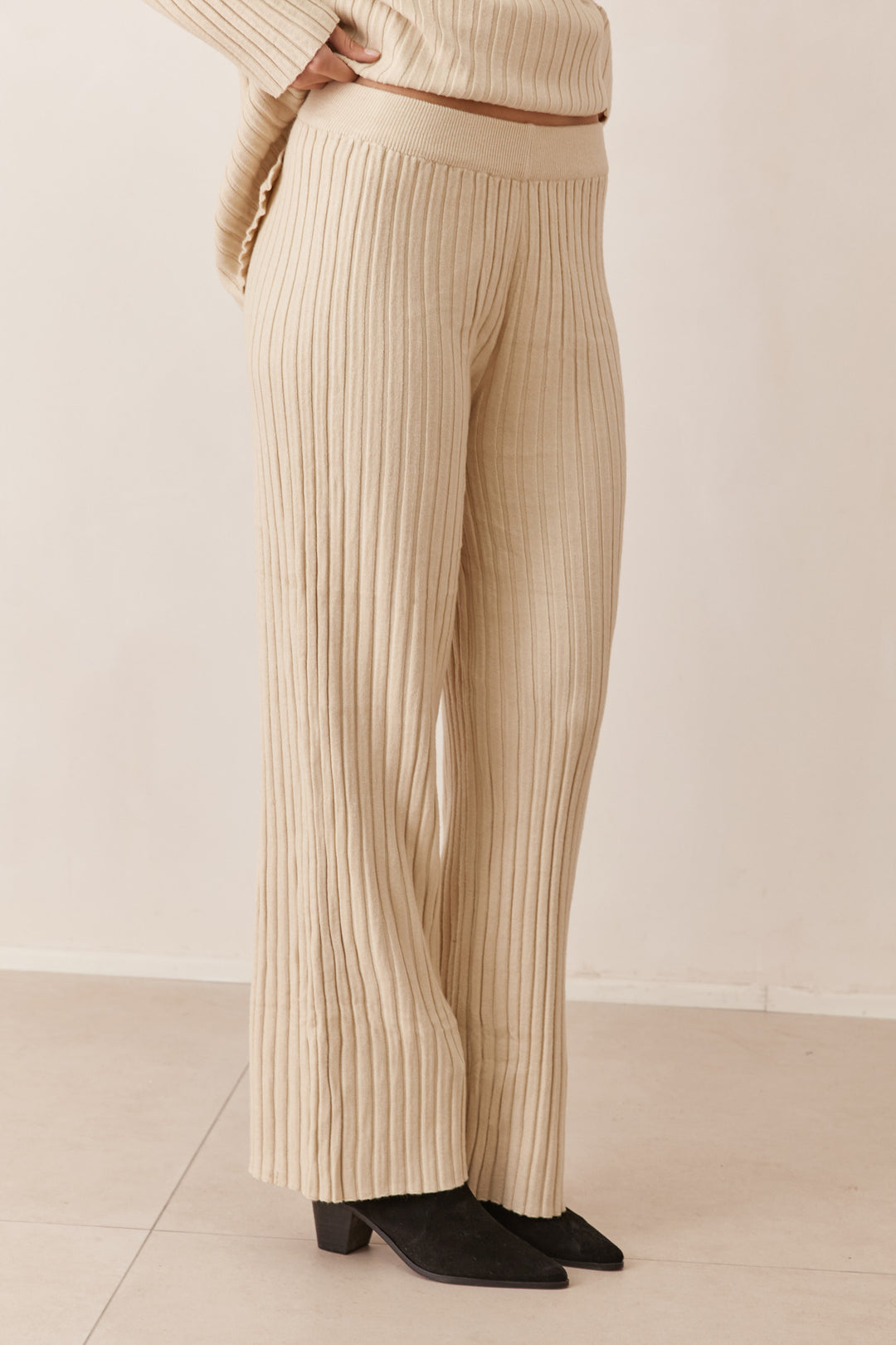 חליפת סריג אניה בשילוב רקמת לוגו | קרם