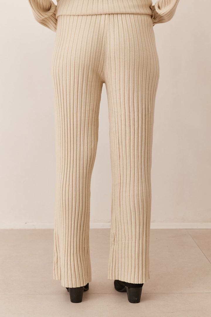 חליפת סריג אניה בשילוב רקמת לוגו | קרם