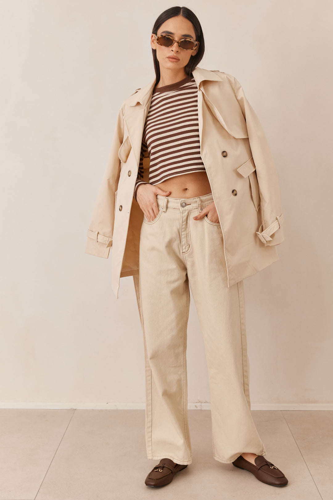 חולצת סטרייפס ג'וליאנה בגזרת קרופ |חום/בז'