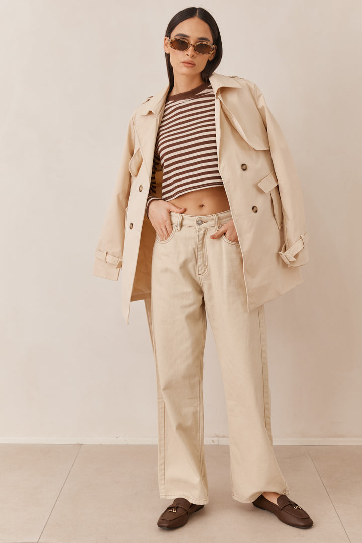 חולצת סטרייפס ג'וליאנה בגזרת קרופ |חום/בז'