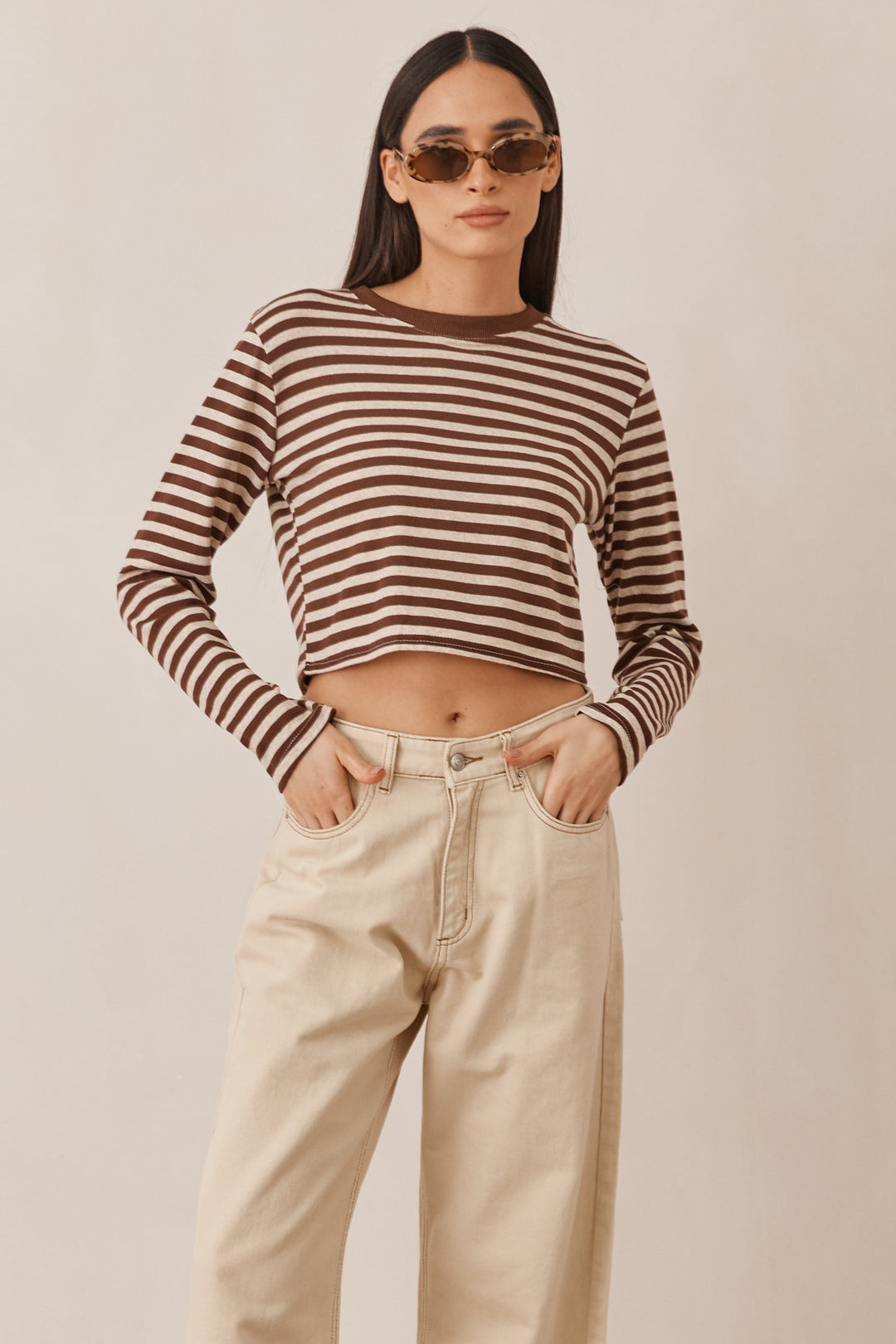 חולצת סטרייפס ג'וליאנה בגזרת קרופ |חום/בז'