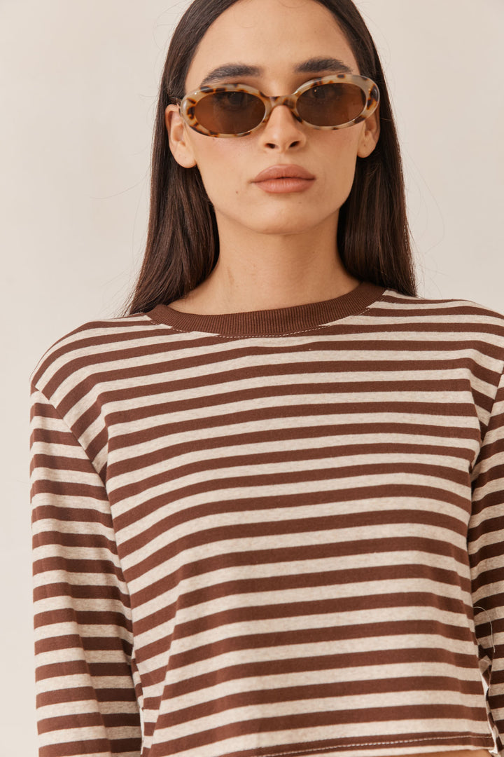 חולצת סטרייפס ג'וליאנה בגזרת קרופ |חום/בז'