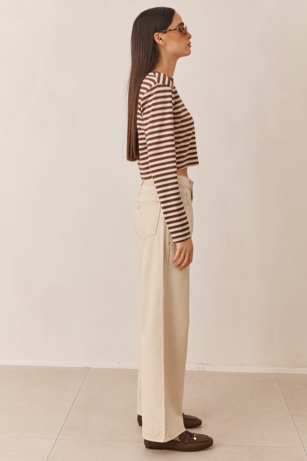 חולצת סטרייפס ג'וליאנה בגזרת קרופ |חום/בז'