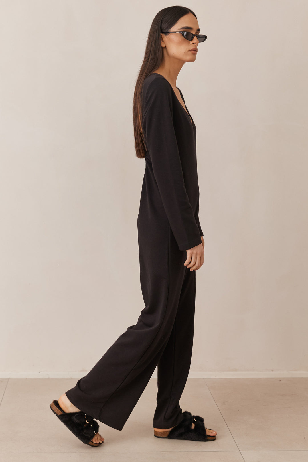 אוברול איזבל מחשוף וי | שחור