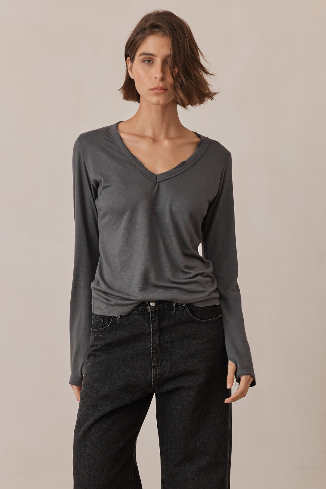 טי שירט זואי דמוי פשתן שרוול כפפה סיומת פרומה | אפור פלדה