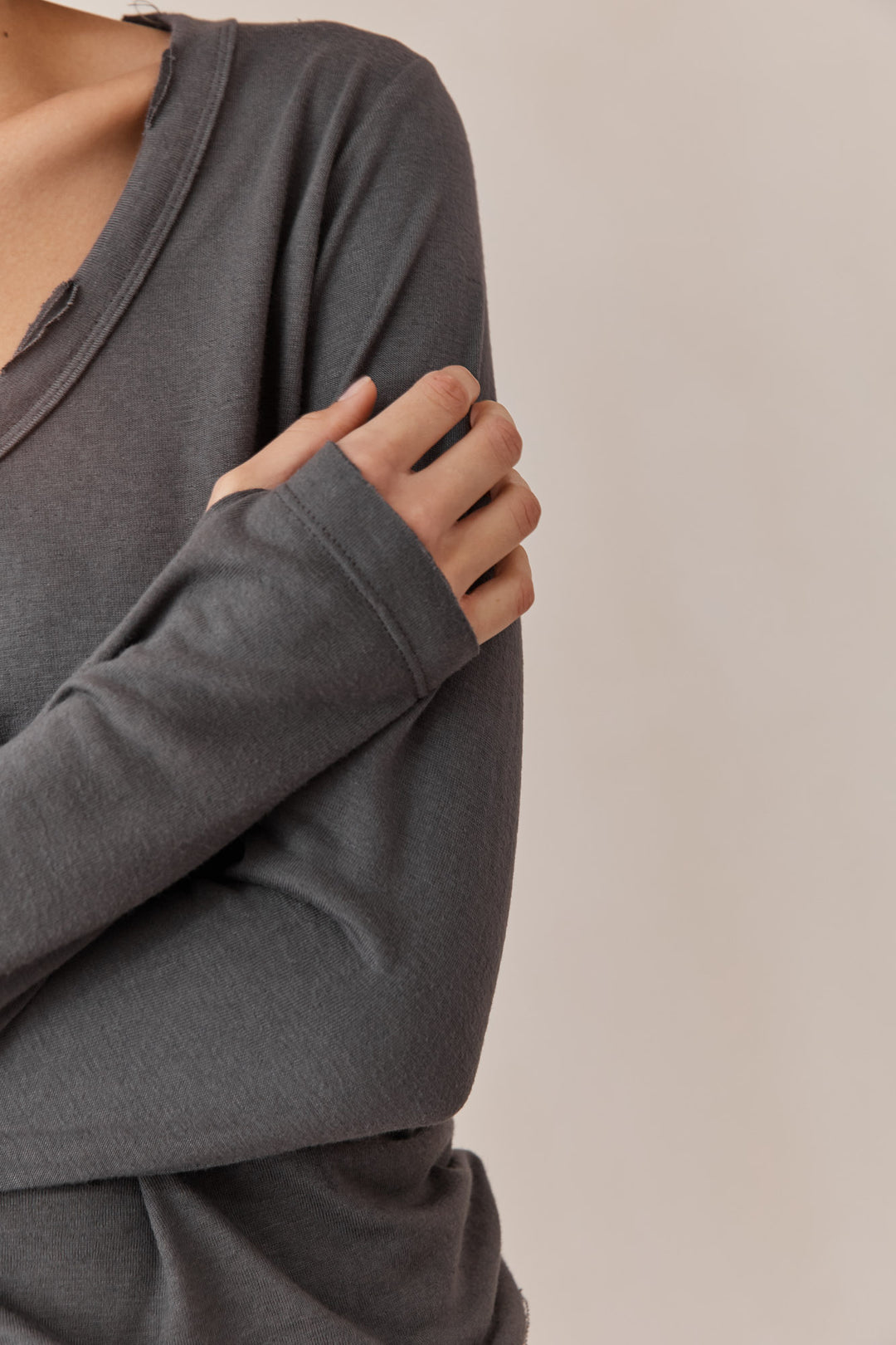 טי שירט זואי דמוי פשתן שרוול כפפה סיומת פרומה | אפור פלדה