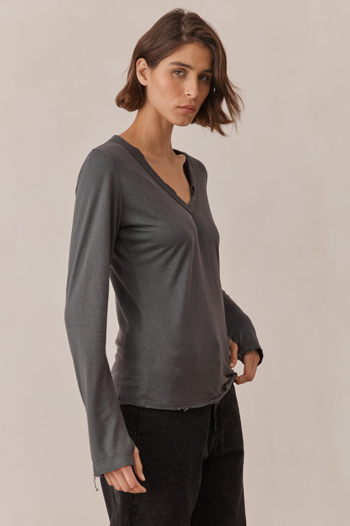 טי שירט זואי דמוי פשתן שרוול כפפה סיומת פרומה | אפור פלדה