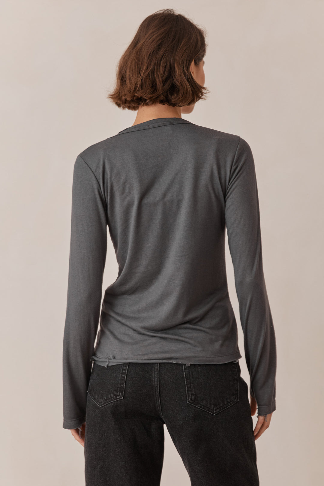 טי שירט זואי דמוי פשתן שרוול כפפה סיומת פרומה | אפור פלדה