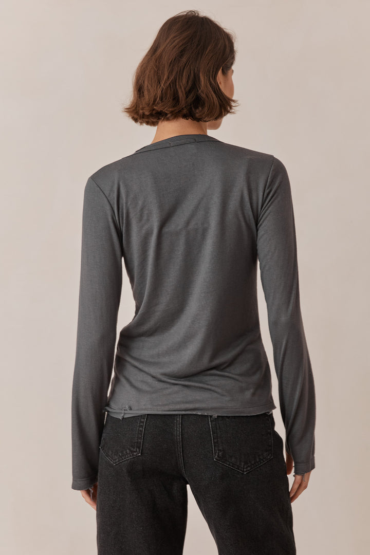 טי שירט זואי דמוי פשתן שרוול כפפה סיומת פרומה | אפור פלדה