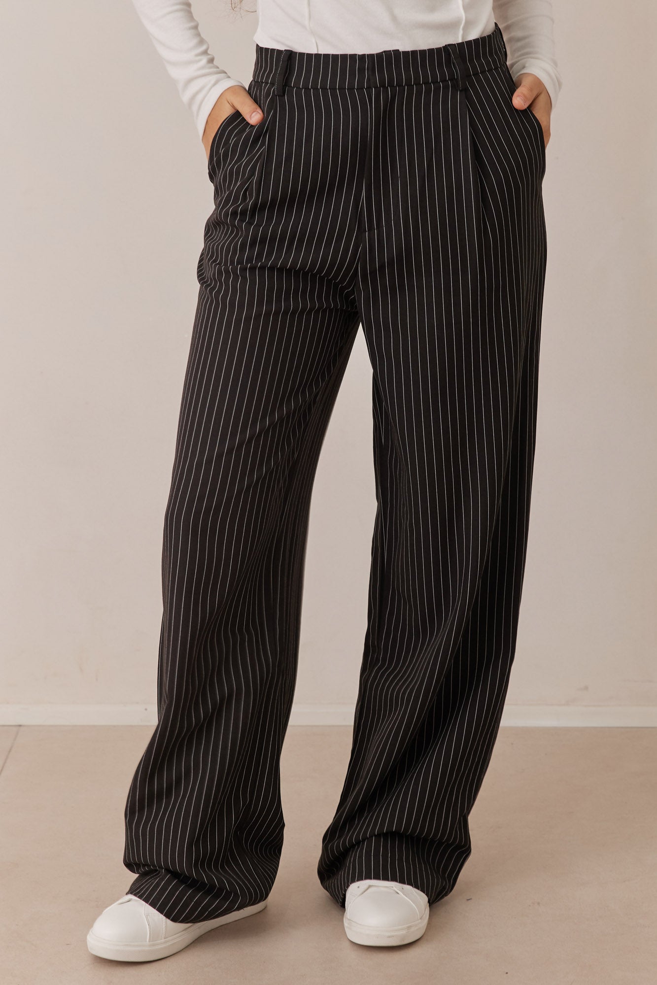 מכנסי מליסה מחויטים בשילוב פסי סיכה | שחור/לבן