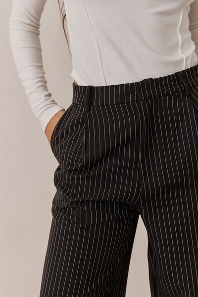 מכנסי מליסה מחויטים בשילוב פסי סיכה | שחור/לבן