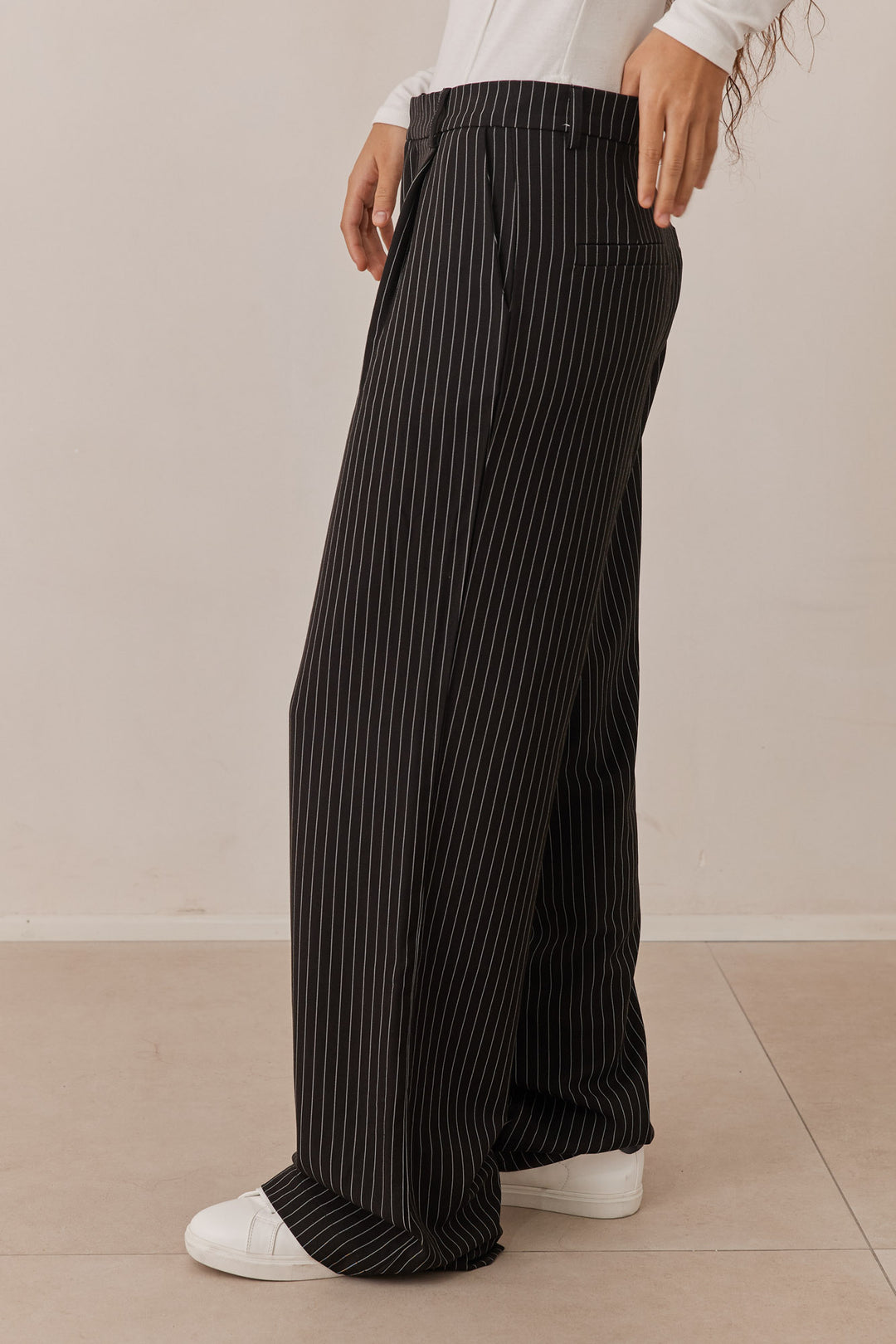 מכנסי מליסה מחויטים בשילוב פסי סיכה | שחור/לבן