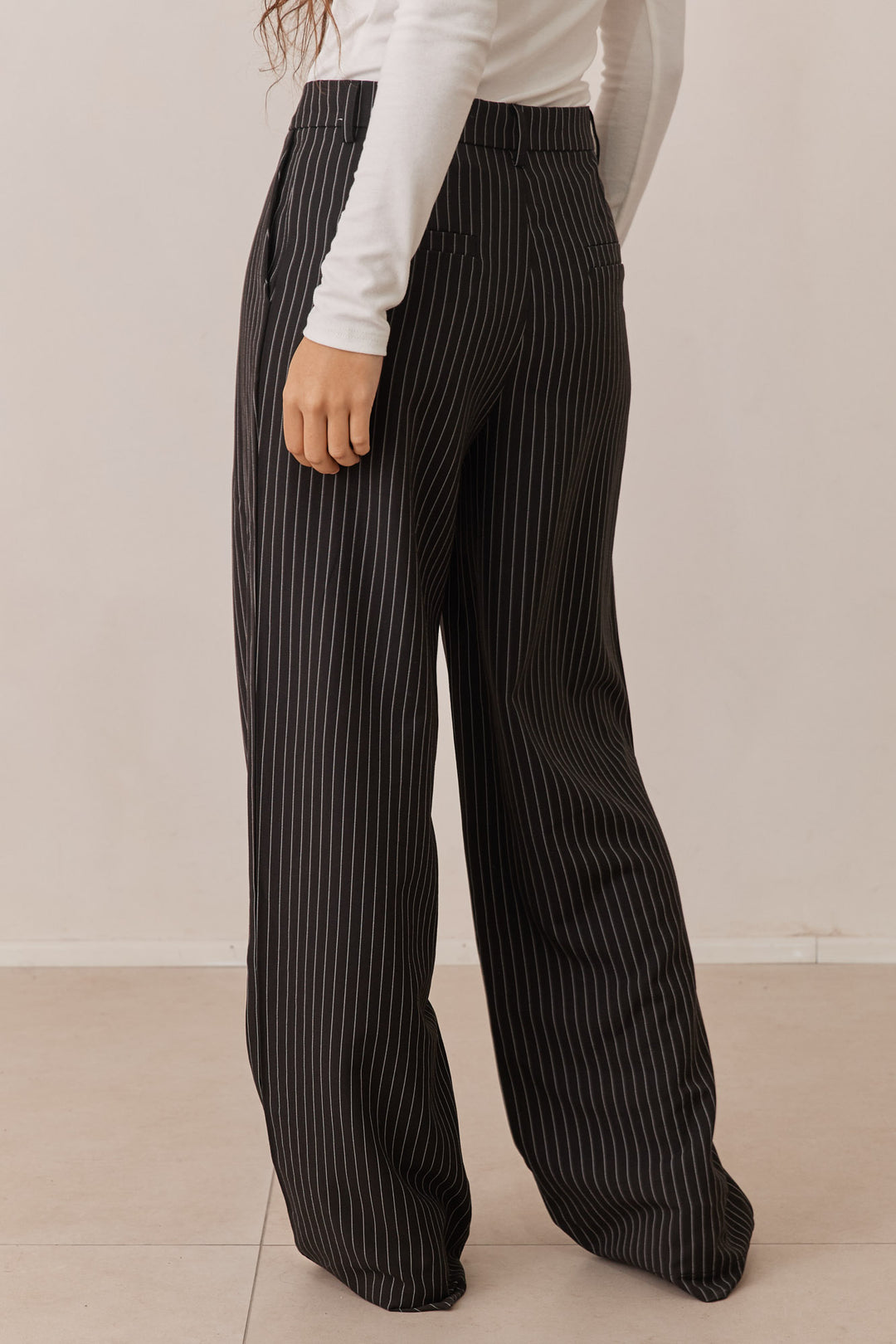 מכנסי מליסה מחויטים בשילוב פסי סיכה | שחור/לבן