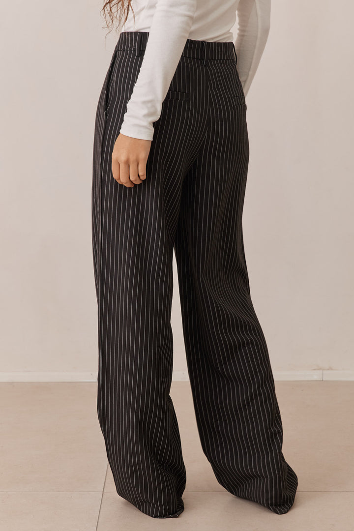 מכנסי מליסה מחויטים בשילוב פסי סיכה | שחור/לבן