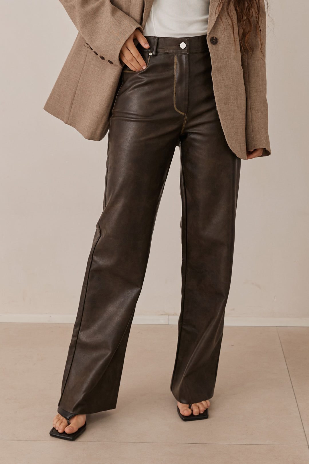 מכנסי בלייק דמוי עור משופשף | חום כהה