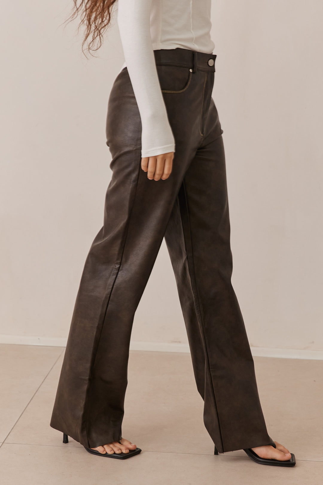 מכנסי בלייק דמוי עור משופשף | חום כהה