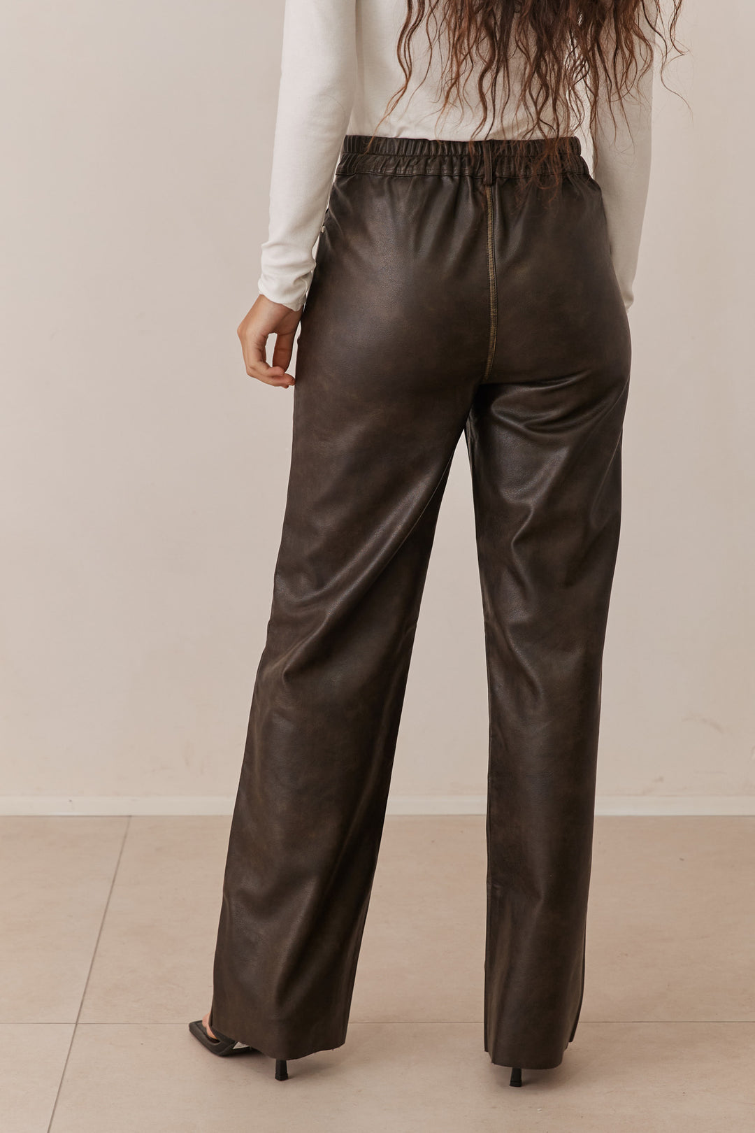 מכנסי בלייק דמוי עור משופשף | חום כהה