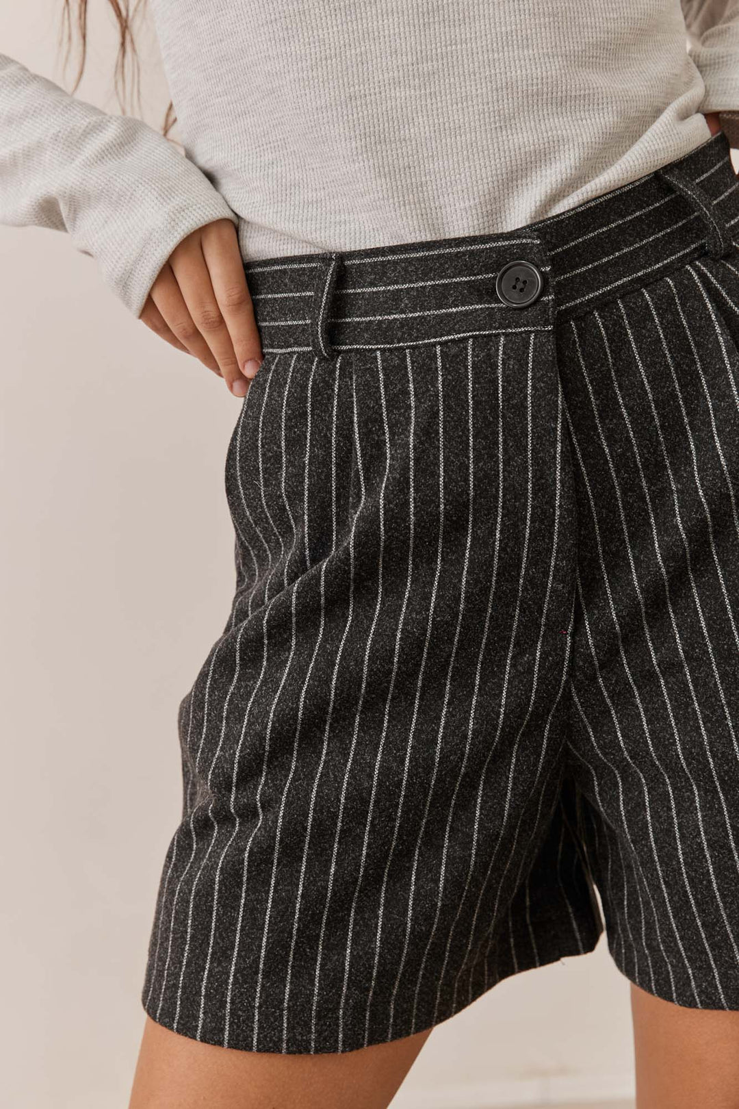 מכנסי שורט דייזי סטרייפס | אפור כהה