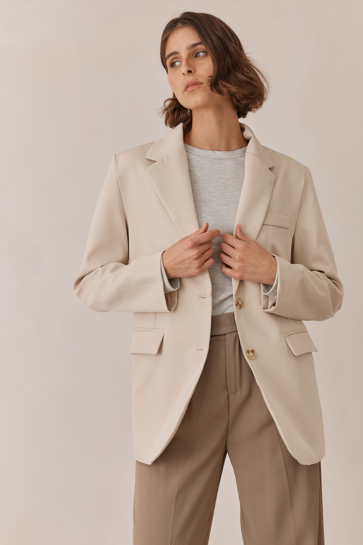 בלייזר מחויט אוברסייז רומי | בז׳