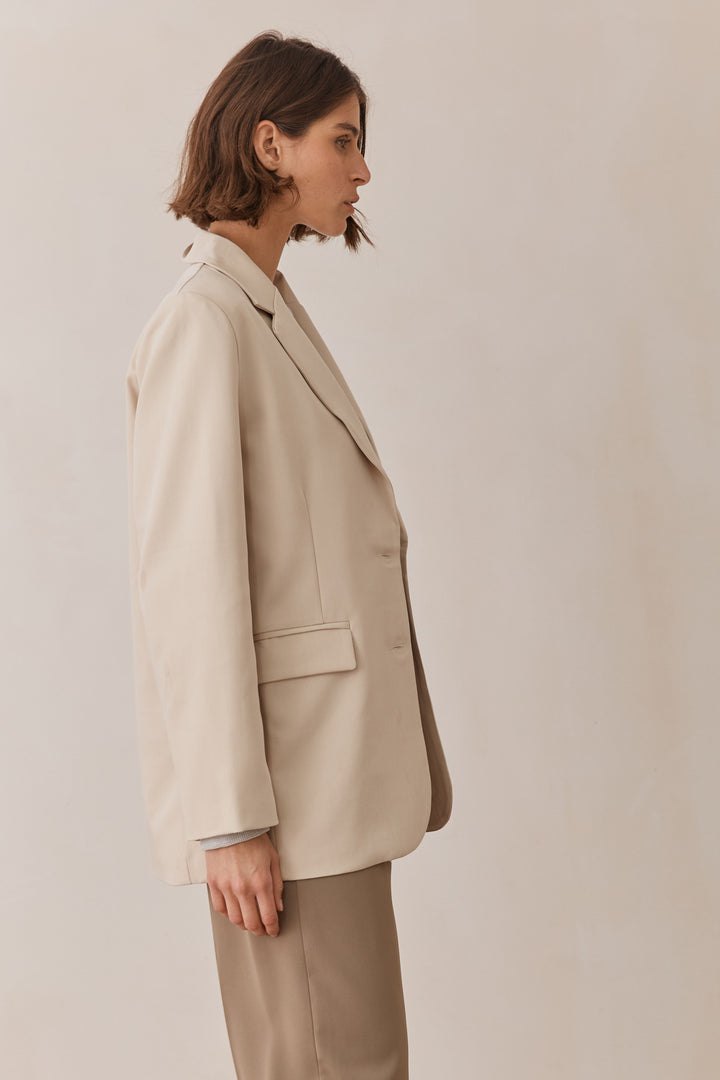 בלייזר מחויט אוברסייז רומי | בז׳